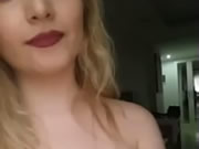 外國妞裹白浴巾自拍揉胸摸奶