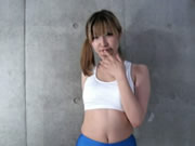 藍色緊身褲小妹B縫都勒出來了